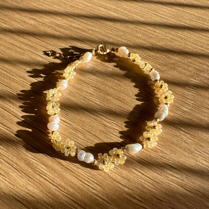 Blumen-Armband "Lia" aus Süßwasserperlen und Glasperlen in Hellgelb