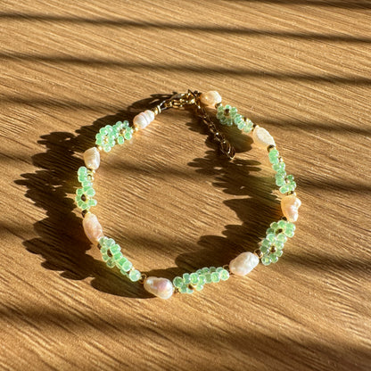 Blumen-Armband "Lia" aus Süßwasserperlen und Glasperlen in Mintgrün