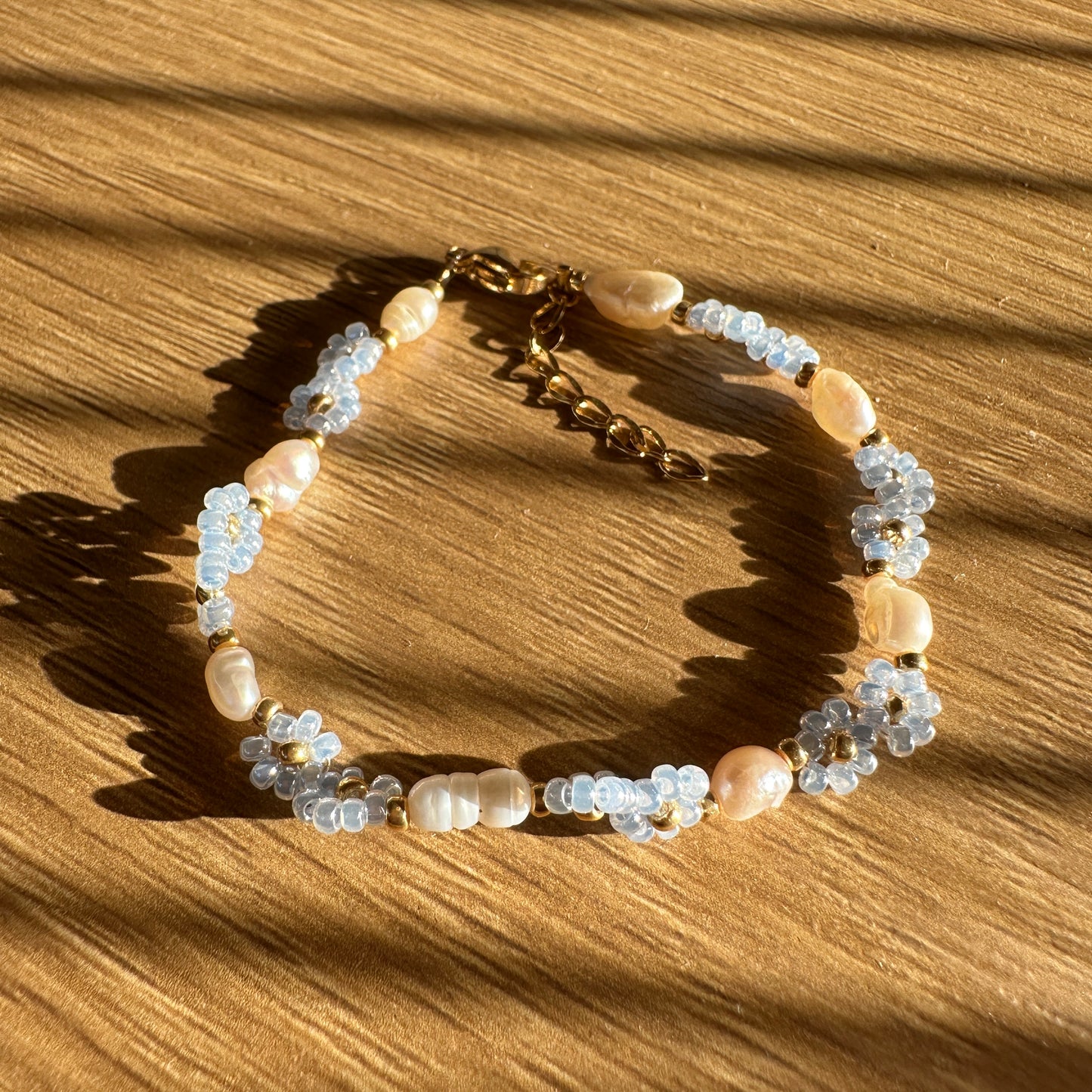 Blumen-Armband "Lia" aus Süßwasserperlen und Glasperlen in Hellblau