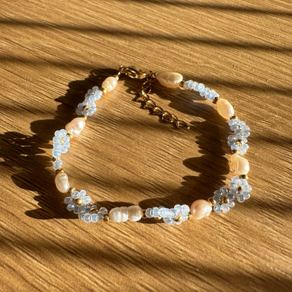Blumen-Armband "Lia" aus Süßwasserperlen und Glasperlen in Hellblau