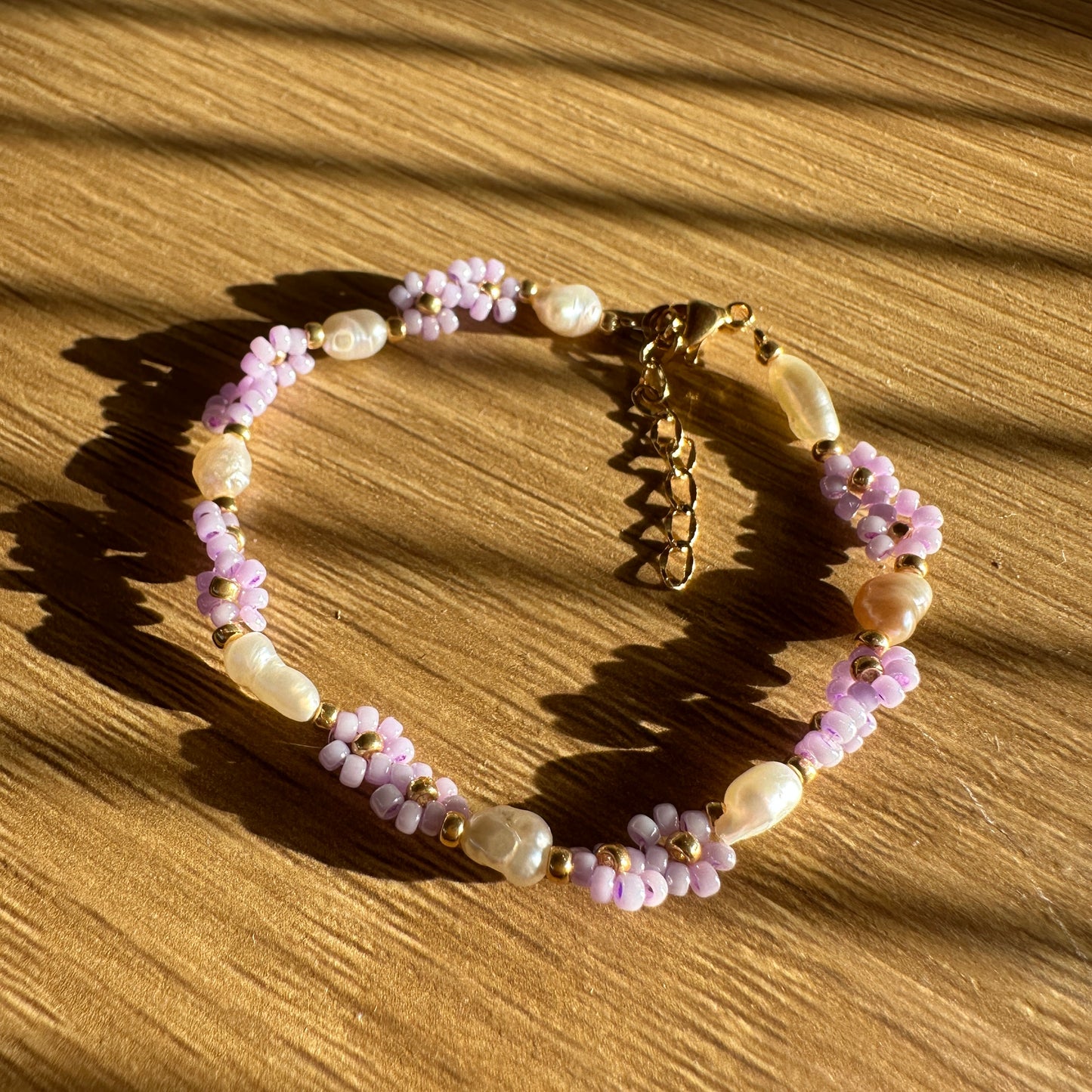 Blumen-Armband "Lia" aus Süßwasserperlen und Glasperlen in Flieder