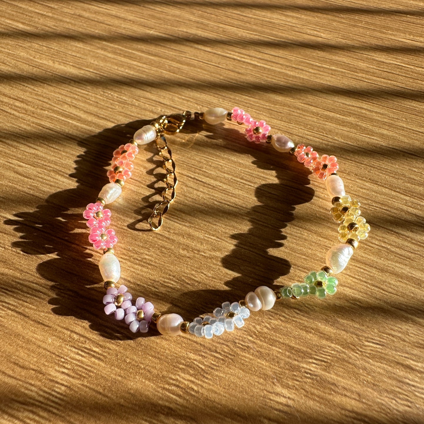 Blumen-Armband "Lia" aus Süßwasserperlen und Glasperlen als Pastell-Regenbogen