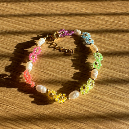Blumen-Armband "Lia" aus Süßwasserperlen und Glasperlen als Regenbogen