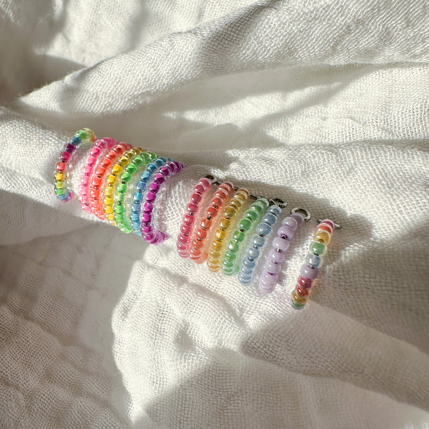 Earcuff "Jula" aus Edelstahl und Glasperlen als Regenbogen