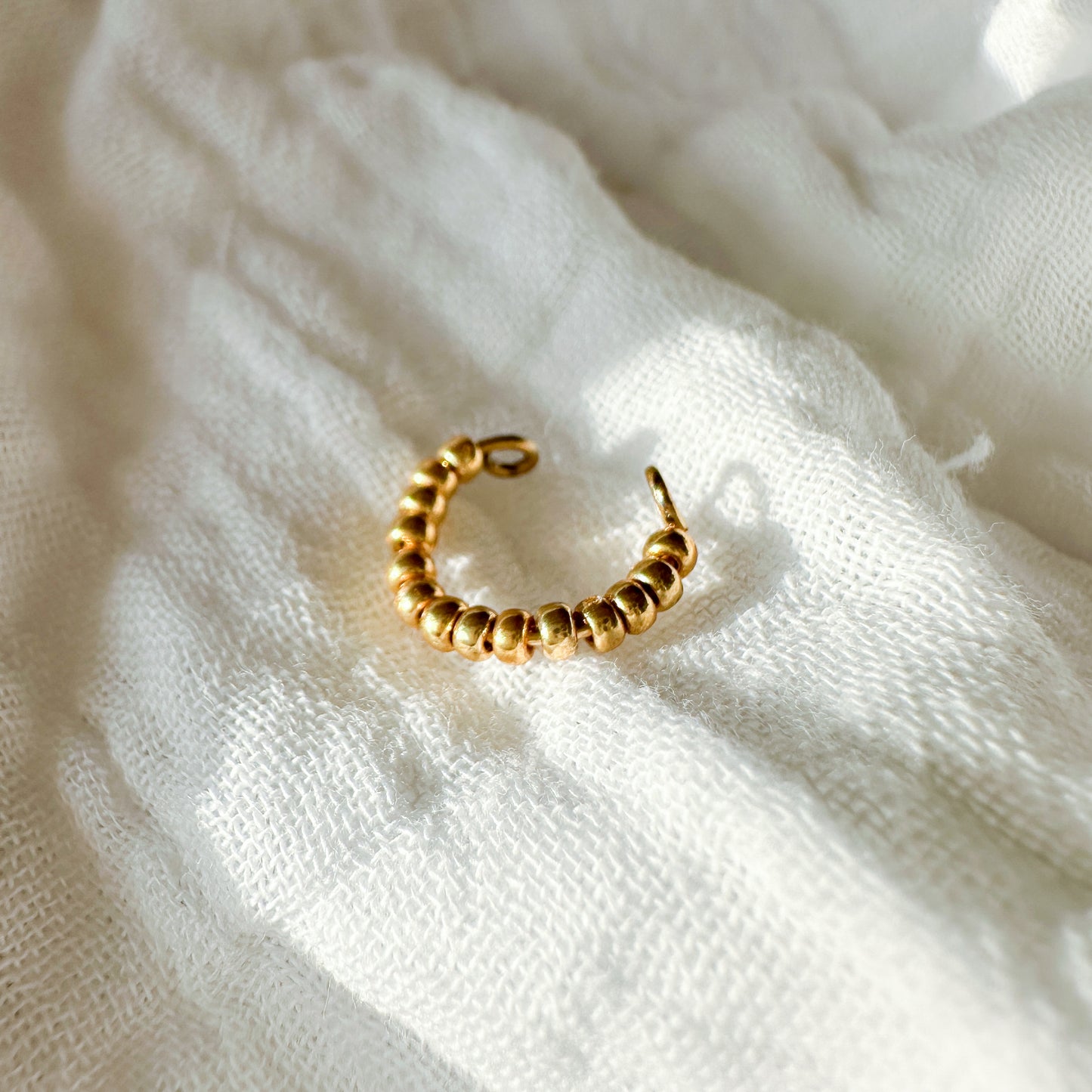 Earcuff "Frieda" aus Edelstahl und Glasperlen in Gold
