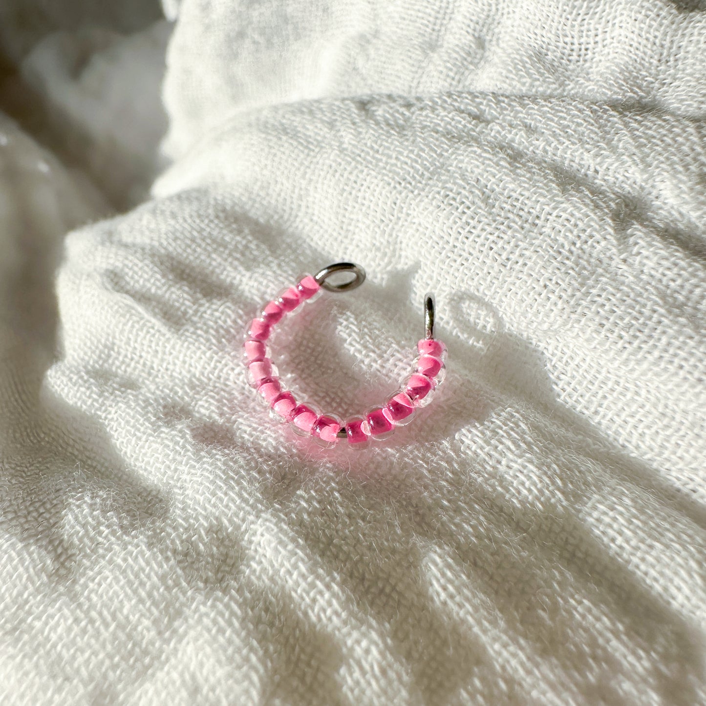 Earcuff "Jula" aus Edelstahl und Glasperlen in Pink