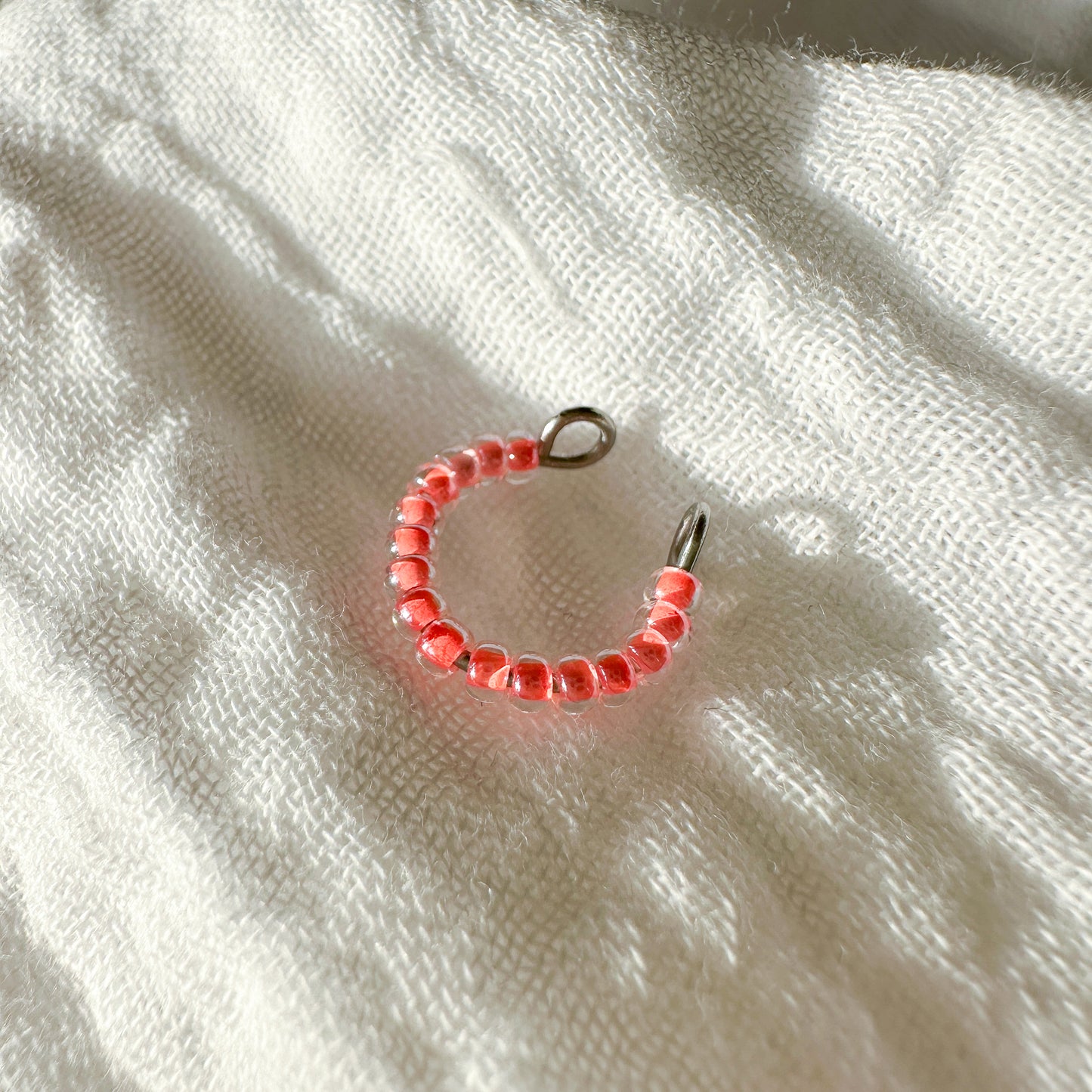 Earcuff "Jula" aus Edelstahl und Glasperlen in Orange