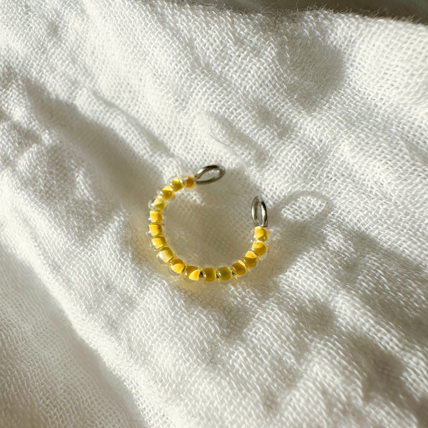 Earcuff "Jula" aus Edelstahl und Glasperlen in Gelb