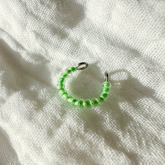 Earcuff "Jula" aus Edelstahl und Glasperlen in Grün