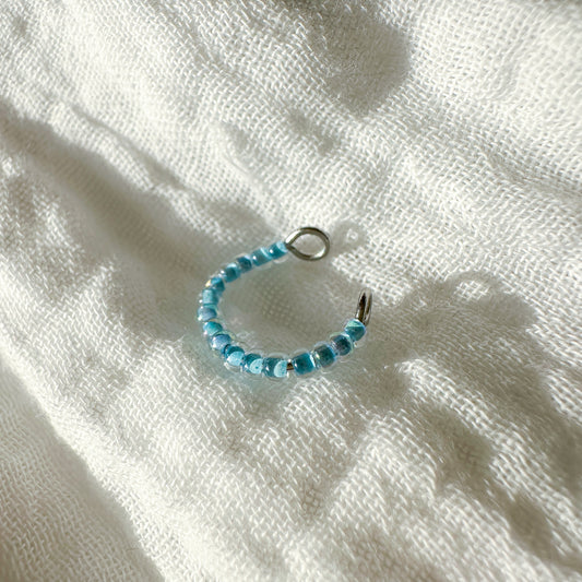 Earcuff "Jula" aus Edelstahl und Glasperlen in Blau