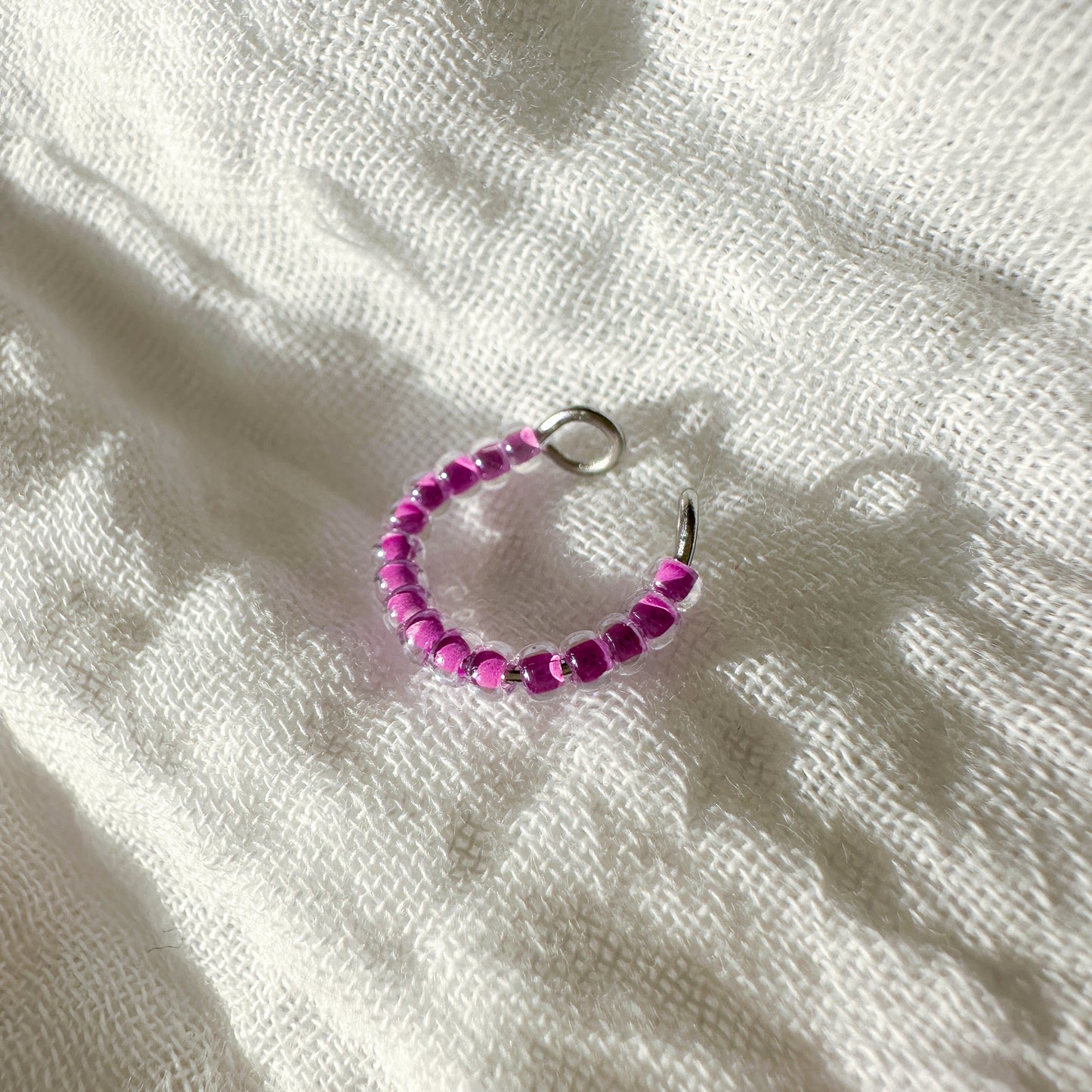 Earcuff "Jula" aus Edelstahl und Glasperlen in Lila