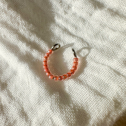 Earcuff "Greta" aus Edelstahl und Glasperlen in Apricot