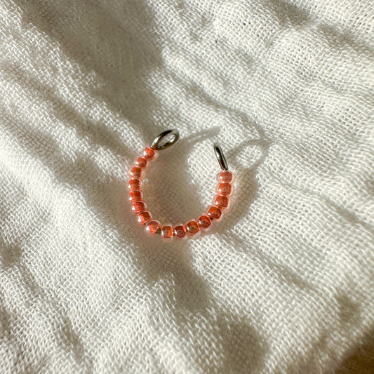 Earcuff "Greta" aus Edelstahl und Glasperlen in Apricot