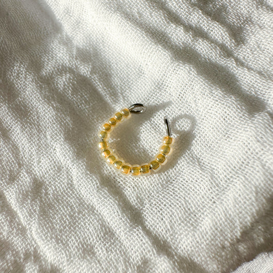 Earcuff "Greta" aus Edelstahl und Glasperlen in Hellgelb