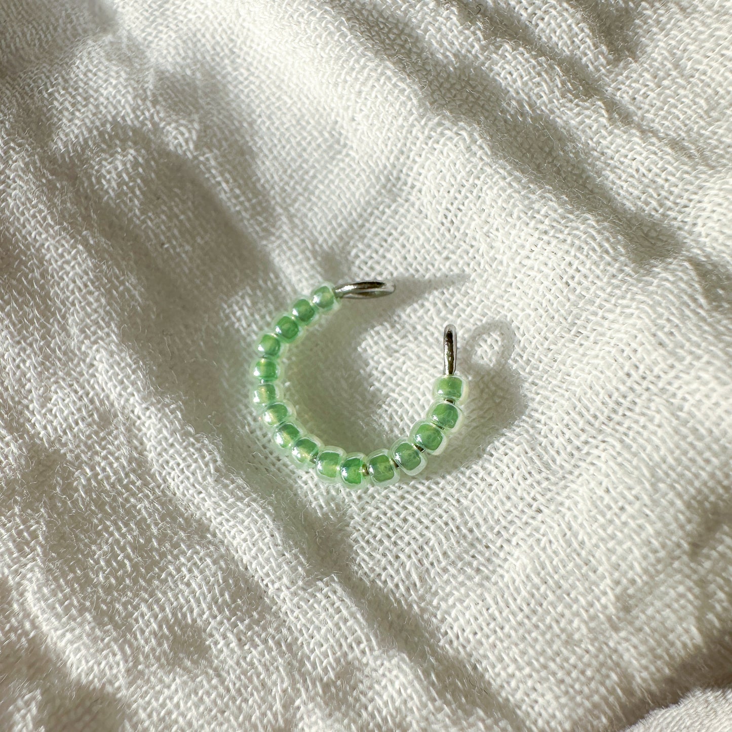 Earcuff "Greta" aus Edelstahl und Glasperlen in Mintgrün