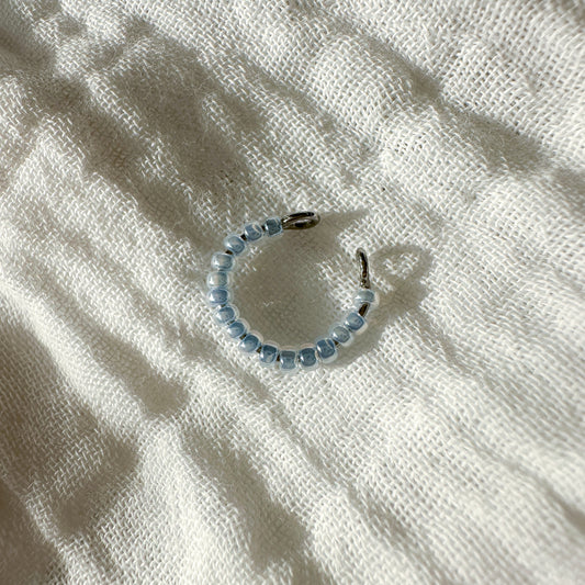 Earcuff "Greta" aus Edelstahl und Glasperlen in Hellblau