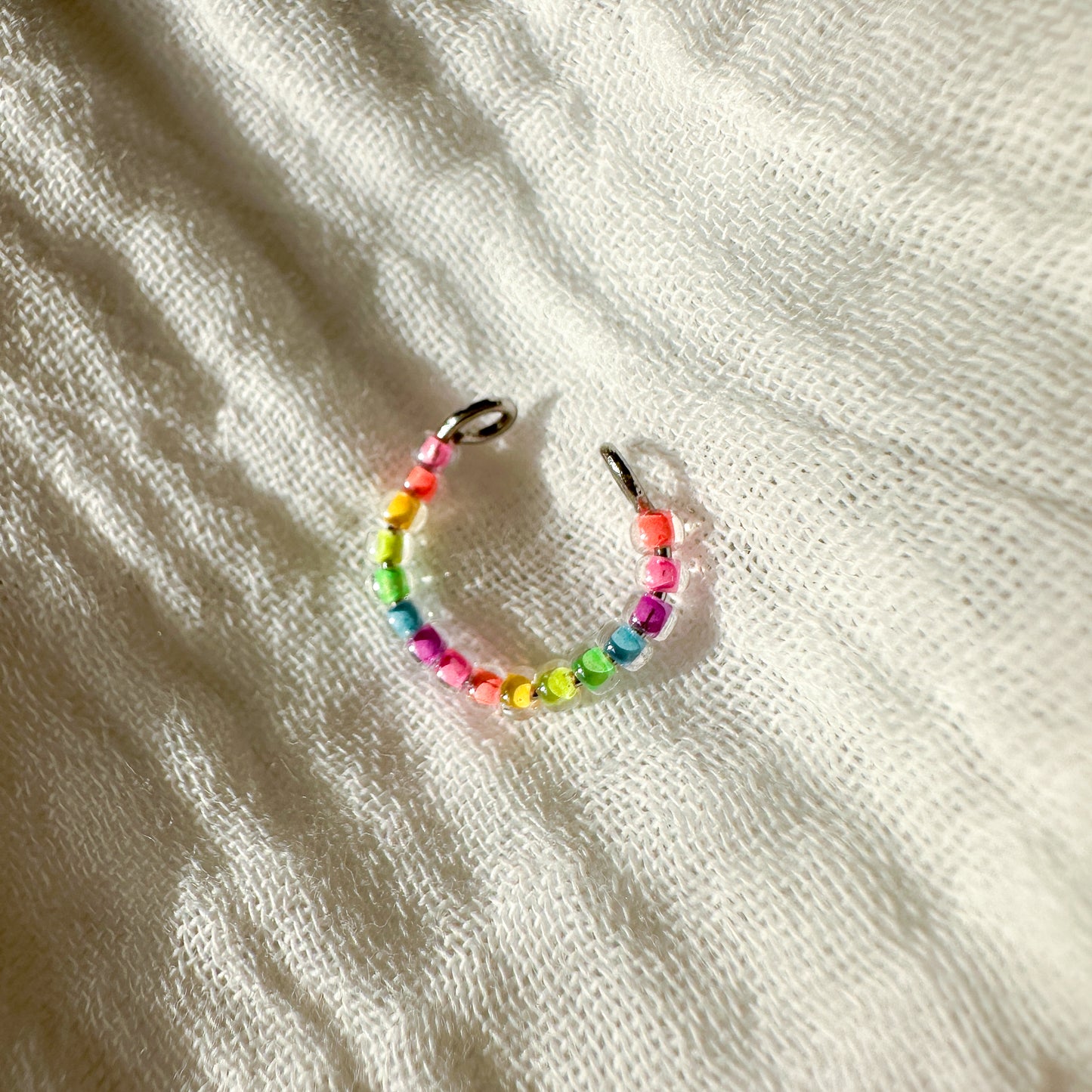 Earcuff "Jula" aus Edelstahl und Glasperlen als Regenbogen