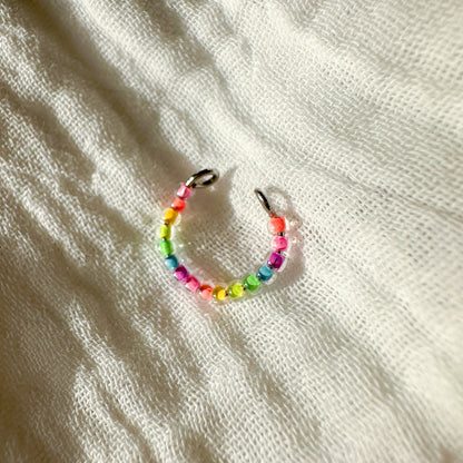 Earcuff "Jula" aus Edelstahl und Glasperlen als Regenbogen