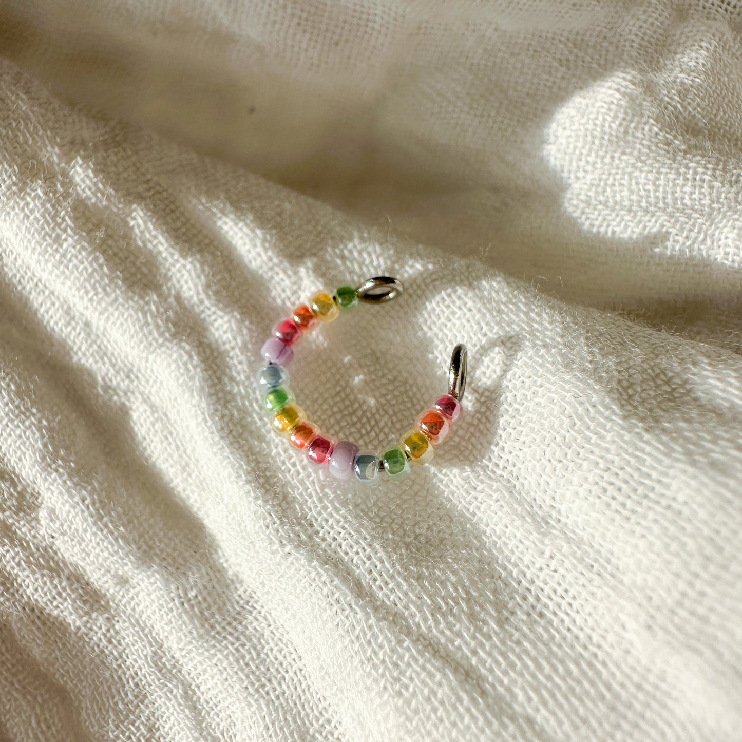 Earcuff "Greta" aus Edelstahl und Glasperlen als Pastell-Regenbogen