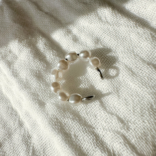 Earcuff "Livia" aus Edelstahl und Kunstperlen in Weiß