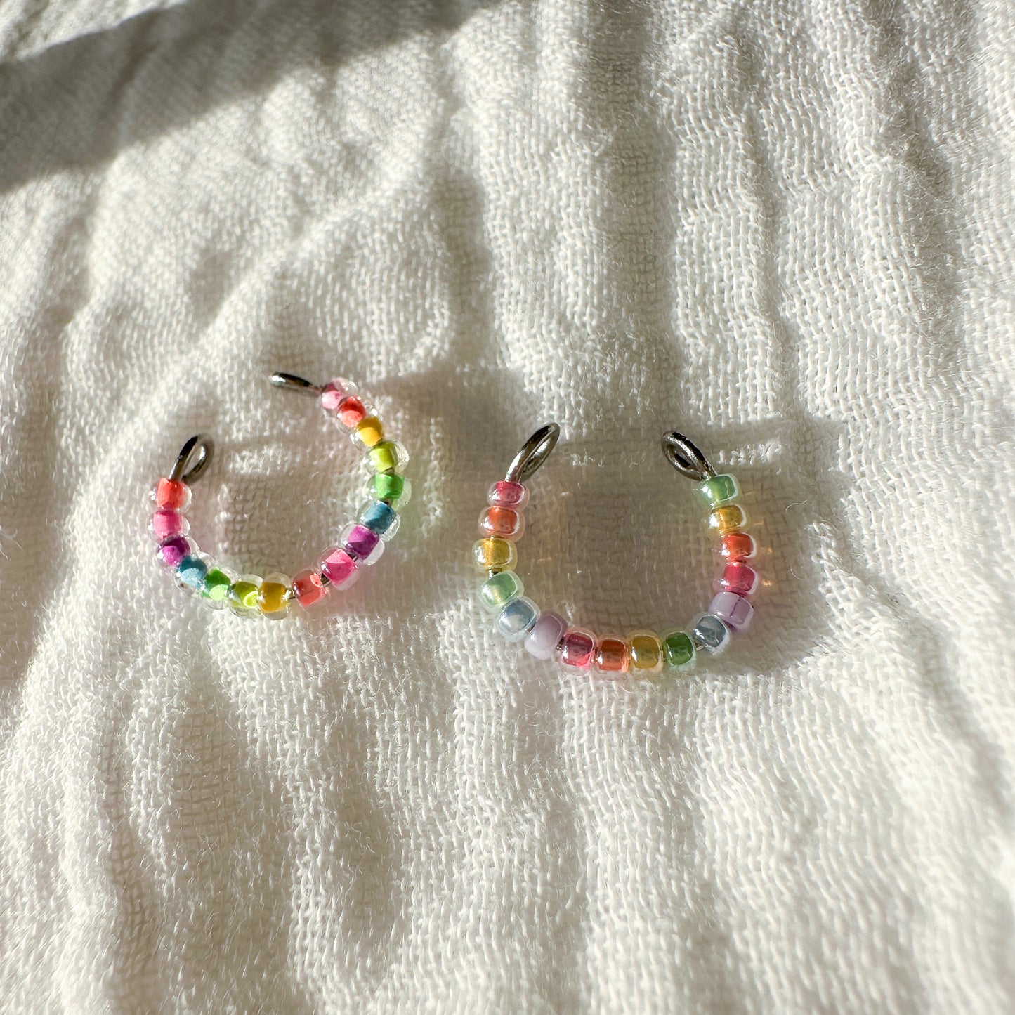Earcuff "Jula" aus Edelstahl und Glasperlen als Regenbogen