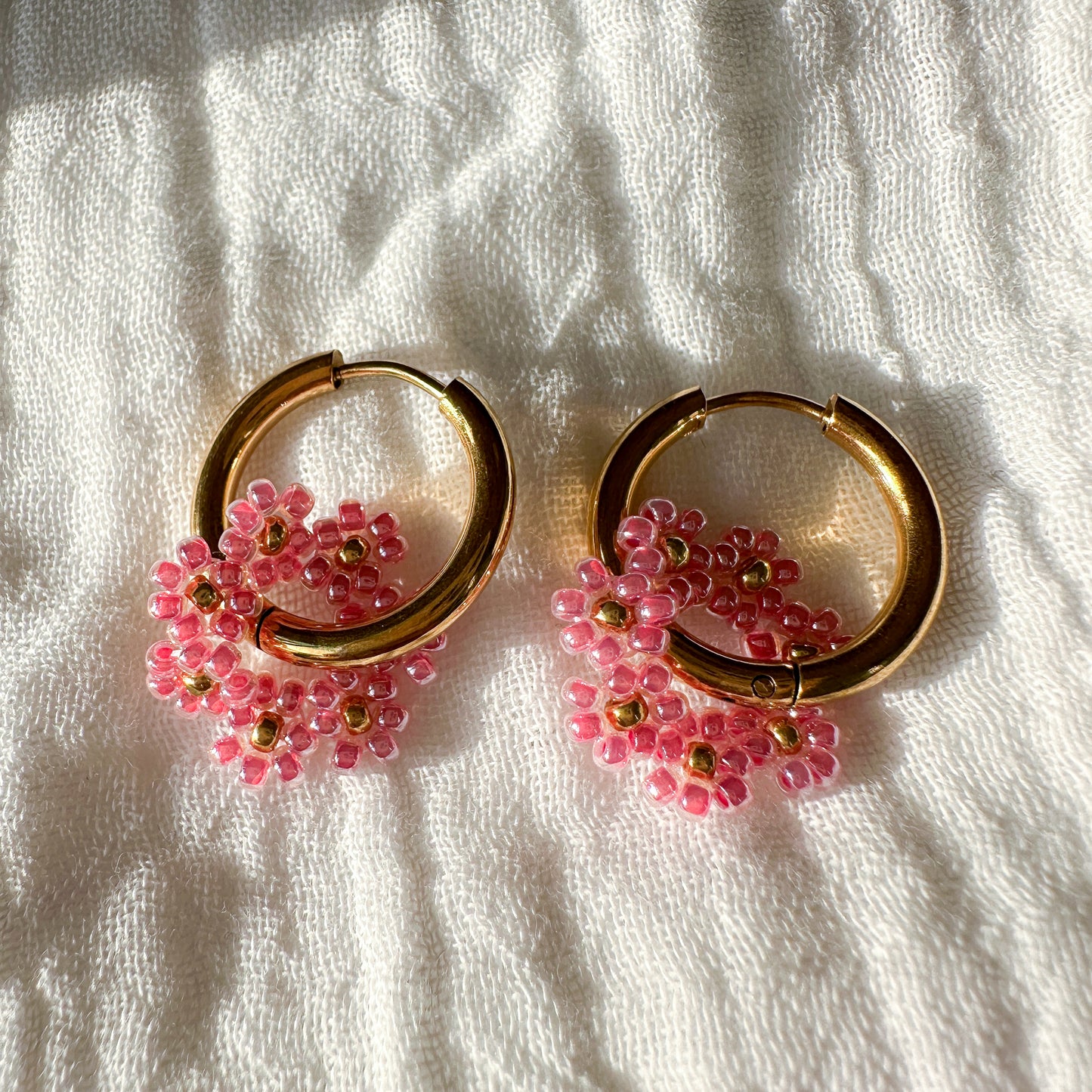 Creolen "Grace" aus Edelstahl in Gold mit Blumenkranz in Rosa
