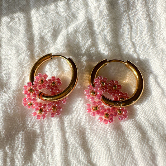 Creolen "Grace" aus Edelstahl in Gold mit Blumenkranz in Rosa