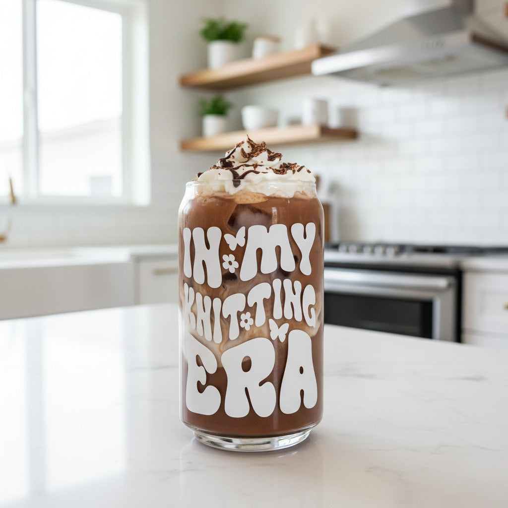 Can Glas mit Druck „In My Knitting Era“