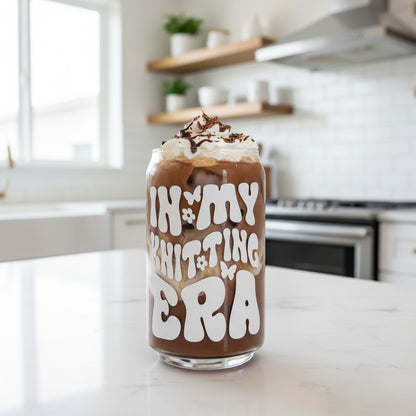 Can Glas mit Druck „In My Knitting Era“