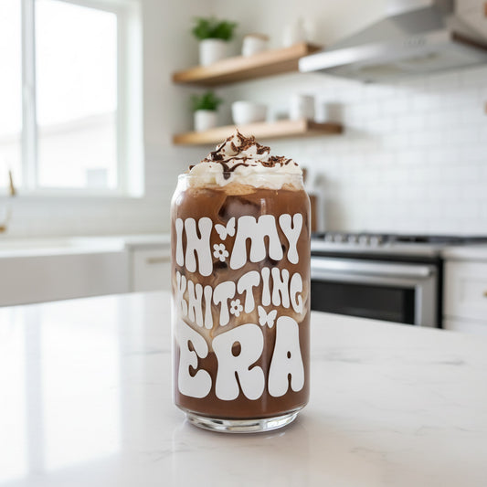 Can Glas mit Druck „In My Knitting Era“