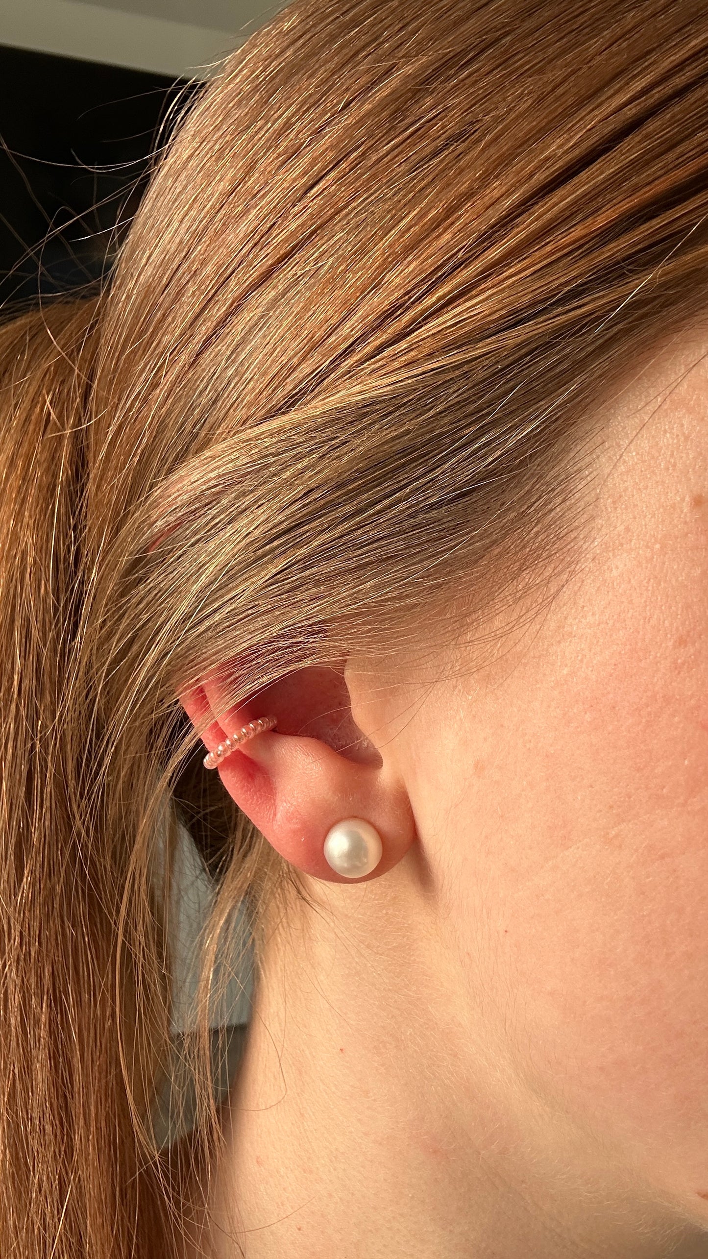 Earcuff "Greta" aus Edelstahl und Glasperlen in Apricot
