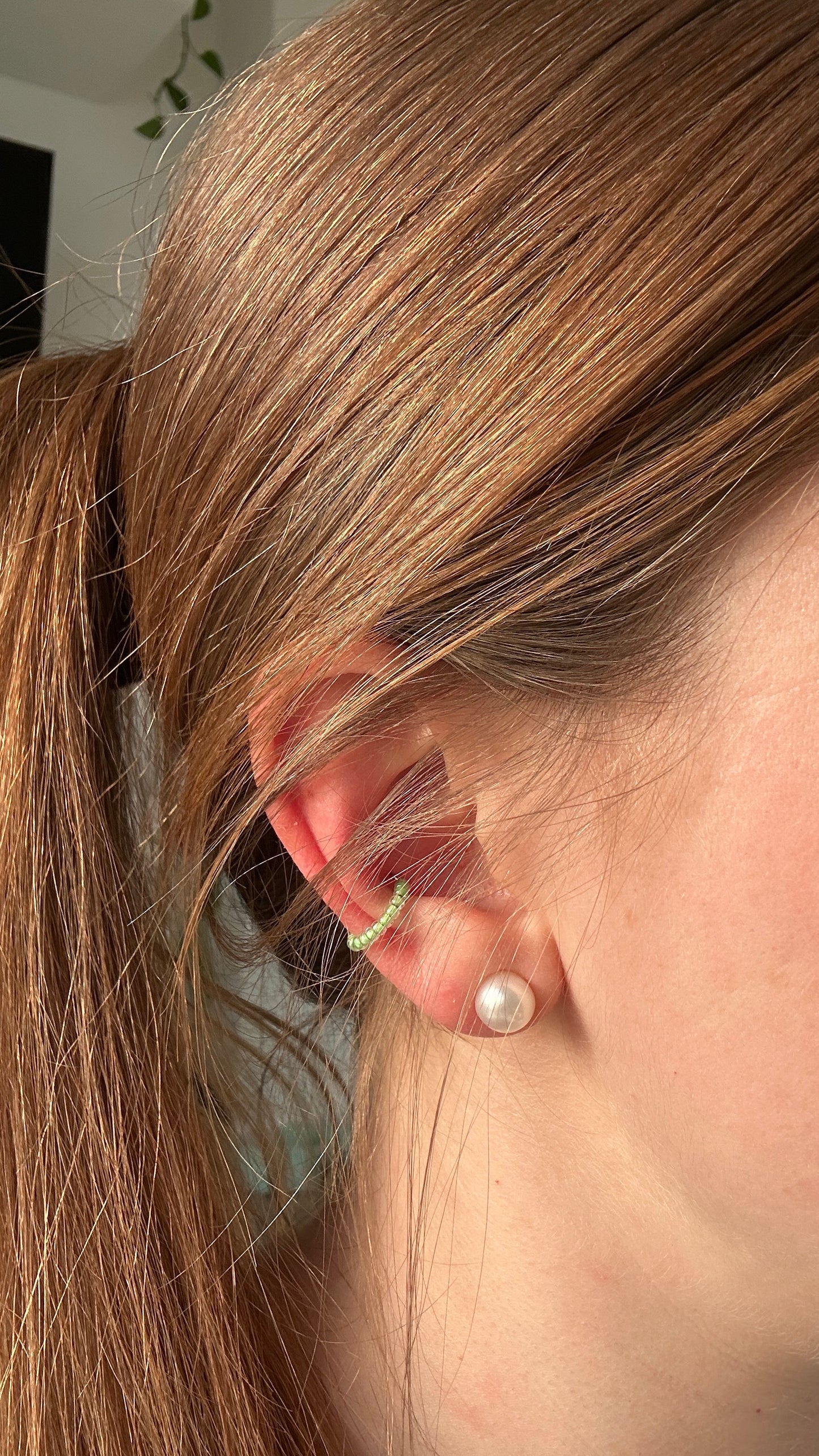 Earcuff "Jula" aus Edelstahl und Glasperlen in Grün