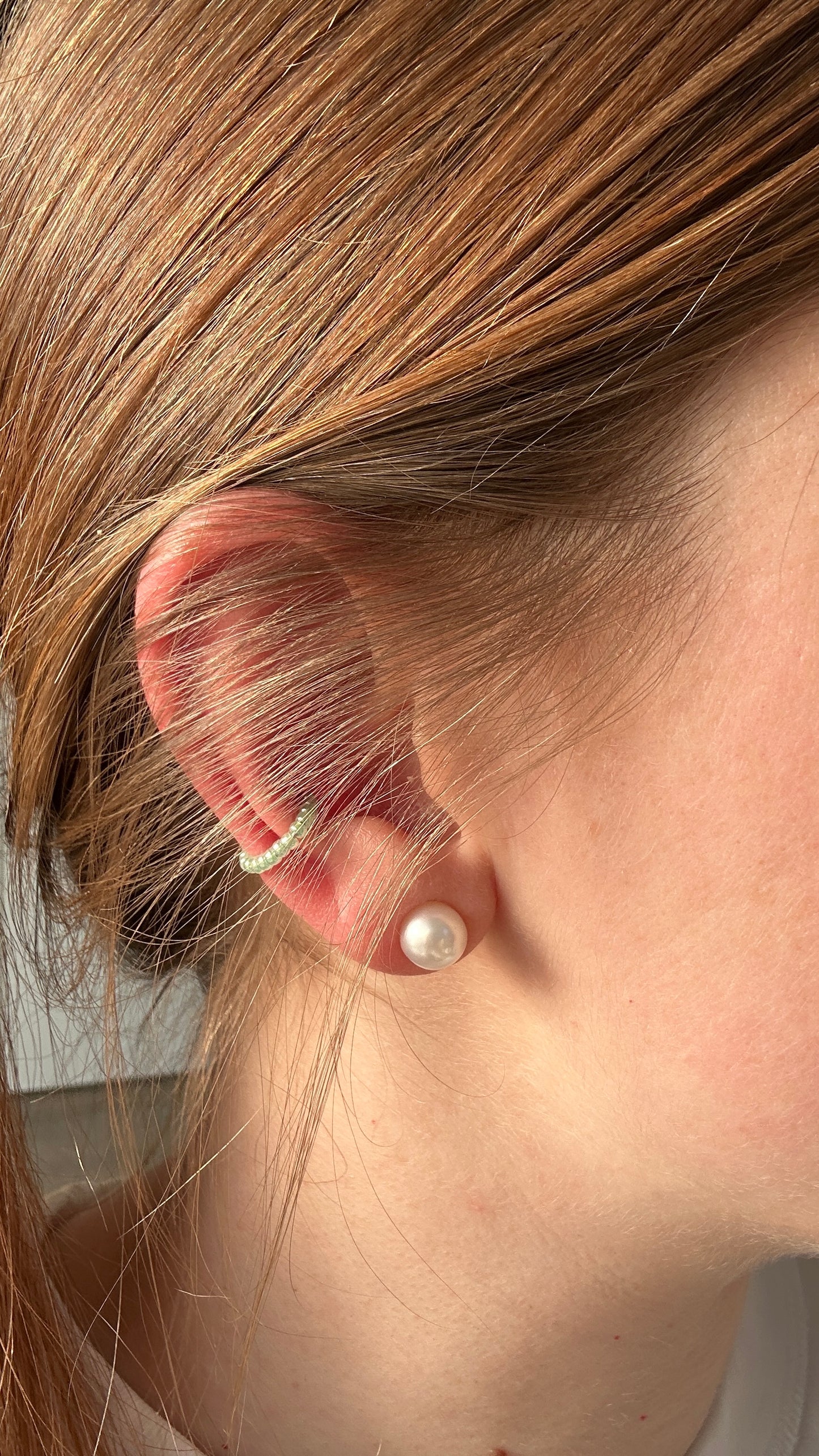 Earcuff "Greta" aus Edelstahl und Glasperlen in Mintgrün