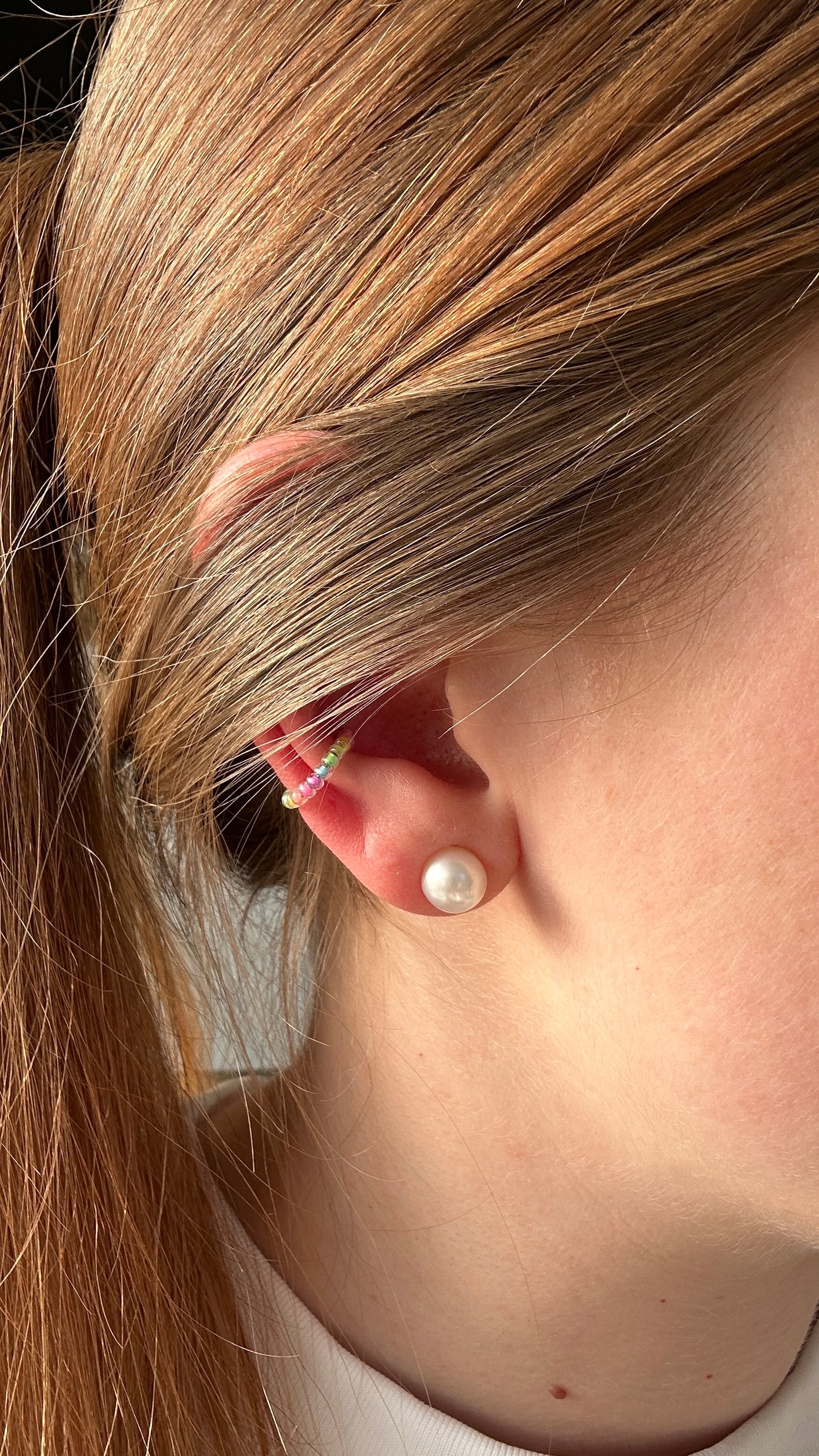 Earcuff "Jula" aus Edelstahl und Glasperlen als Regenbogen