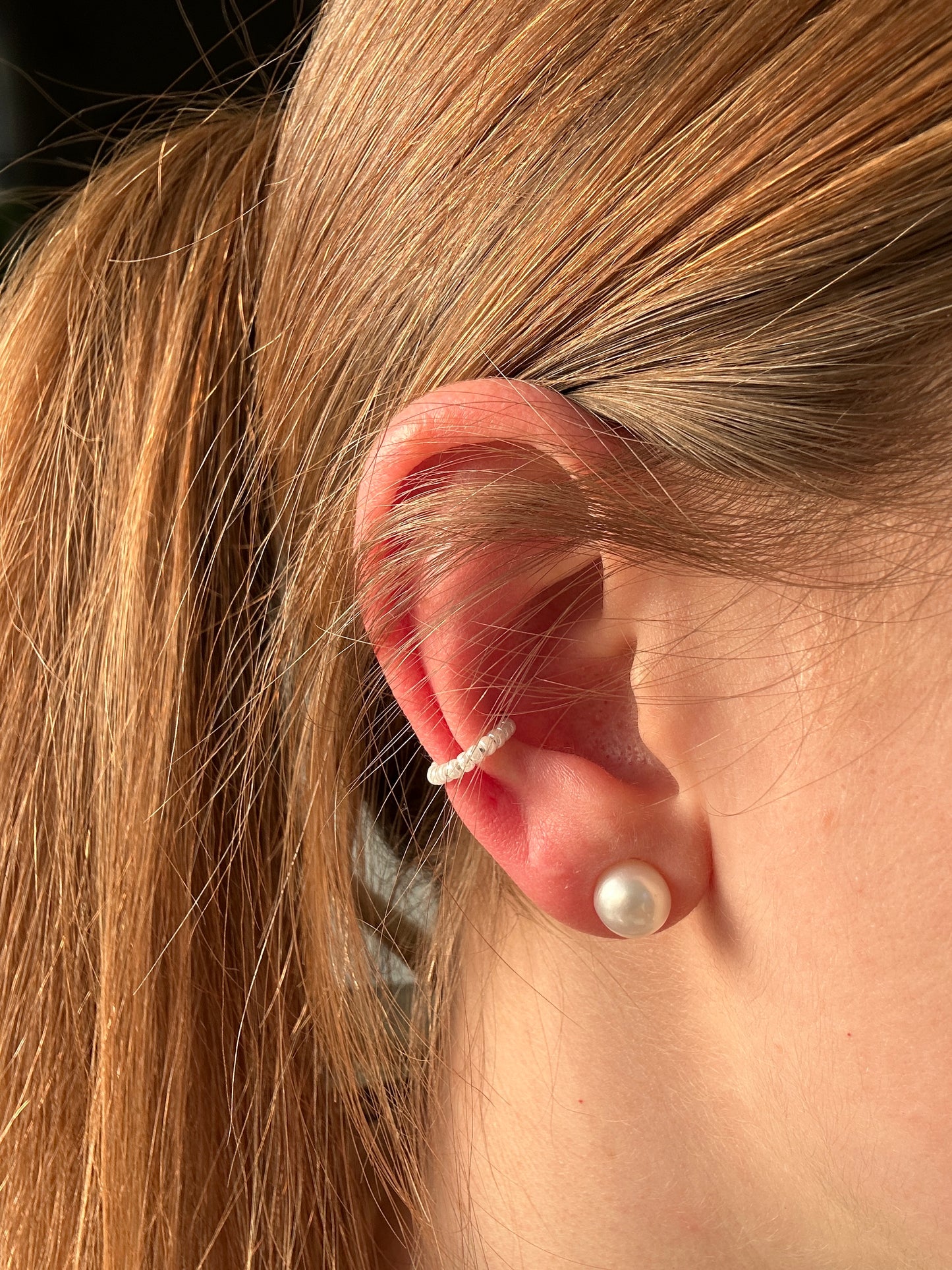 Earcuff "Frieda" aus Edelstahl und Glasperlen in Weiß
