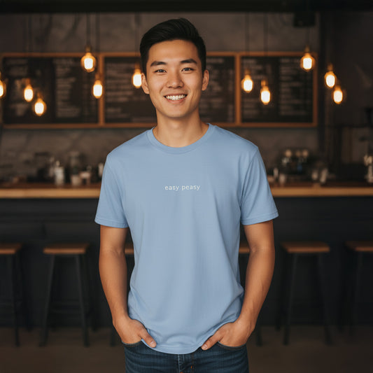 Unisex T-Shirt in Blau mit Stick „Easy peasy“