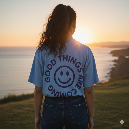 Unisex T-Shirt in Blau mit Backprint „Good things are coming“