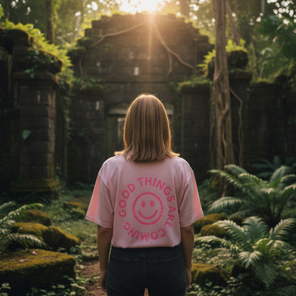 Unisex T-Shirt in Pink mit Backprint „Good things are coming“