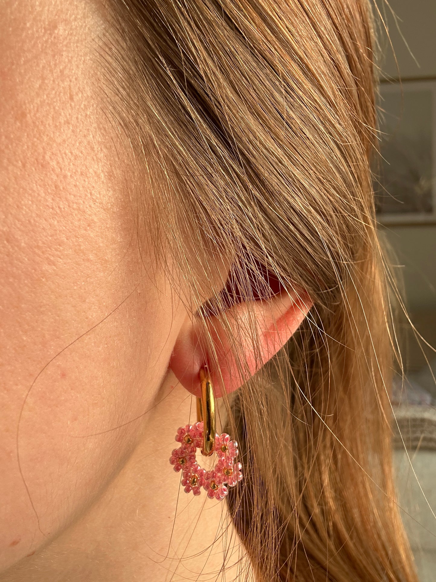 Creolen "Grace" aus Edelstahl in Gold mit Blumenkranz in Rosa