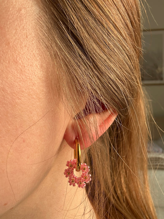 Creolen "Grace" aus Edelstahl in Gold mit Blumenkranz in Rosa