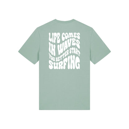 Life comes in waves you better start surfing – Unisex T-Shirt aus Bio-Baumwolle mit Backprint