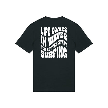 Life comes in waves you better start surfing – Unisex T-Shirt aus Bio-Baumwolle mit Backprint