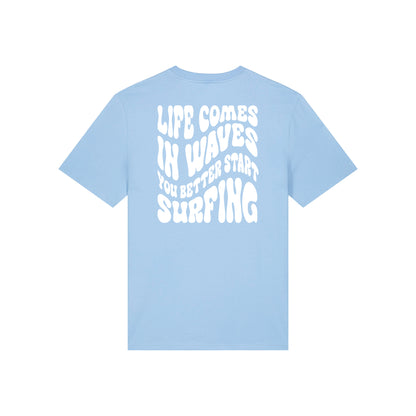 Life comes in waves you better start surfing – Unisex T-Shirt aus Bio-Baumwolle mit Backprint