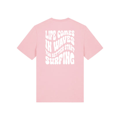 Life comes in waves you better start surfing – Unisex T-Shirt aus Bio-Baumwolle mit Backprint