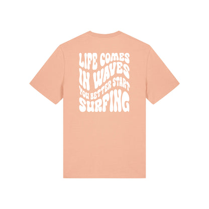 Life comes in waves you better start surfing – Unisex T-Shirt aus Bio-Baumwolle mit Backprint