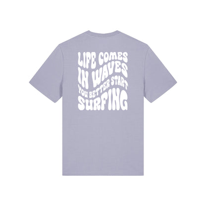 Life comes in waves you better start surfing – Unisex T-Shirt aus Bio-Baumwolle mit Backprint