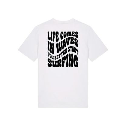 Life comes in waves you better start surfing – Unisex T-Shirt aus Bio-Baumwolle mit Backprint